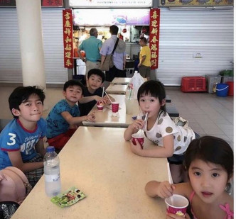 今年初栢芝带儿子在新加坡过年。