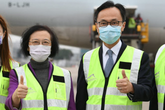 聂德权及陈肇始到机场停机坪迎接疫苗。