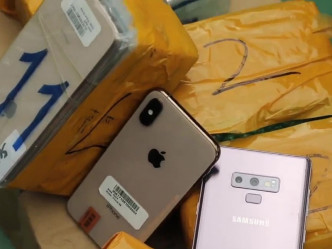 武警搜出2000多部最新型号的iPhone，价值接近1千万元。（网图）