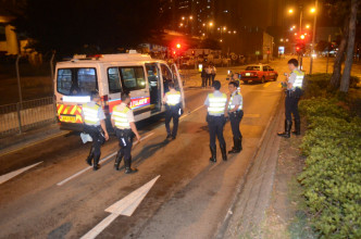 七人車衝路障撞警車。