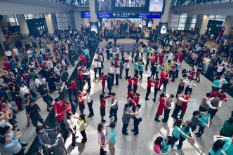 誌慶典禮上500機場員工在客運大樓上演快閃舞。