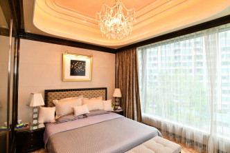 图中房间以白色设计，配上柔和黄光，更显温馨。