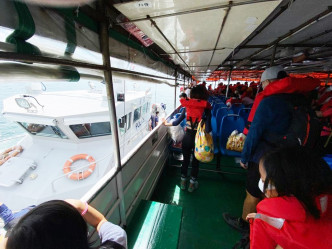 船上乘客慌忙穿上救生衣。市民提供图片