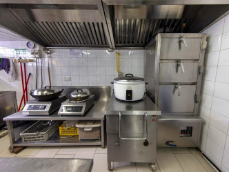 聖巴拿巴會之家日間中心希望透過參與港燈的「節能共享資助計劃」，為中央廚房陸續更換和添置全新的電能煮食設備，提升能源效
益。