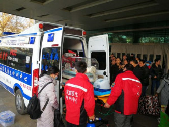 婴儿顺利抵达北京医院。网上图片