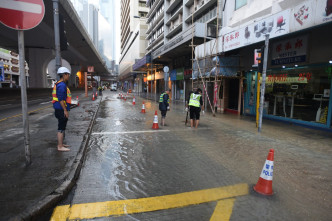 路面水浸，交通受阻。