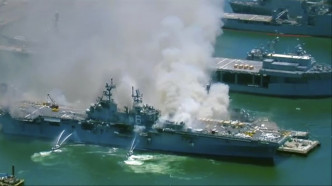 美国海军两栖攻击舰发生爆炸，引发三级大火。AP