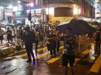 众安街示威者及市民深夜与警察对峙设路障。有线新闻截图