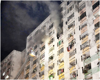 现场为白田邨13座12楼一单位，单位冒出浓烟。