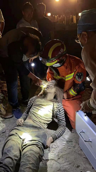 救援人员在漾濞地震灾区成功解救一名被困人员。 新华社