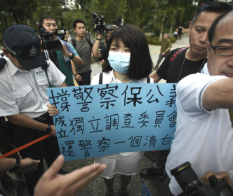 有學生手持標語到場抗議。