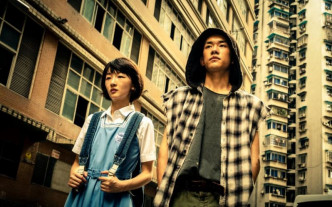 周冬雨（左）和易烊千玺主演的《少年的你》入围最佳电影。