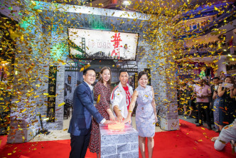 甄子丹與太太汪詩詩出席「葉家大宅」開幕儀式。
