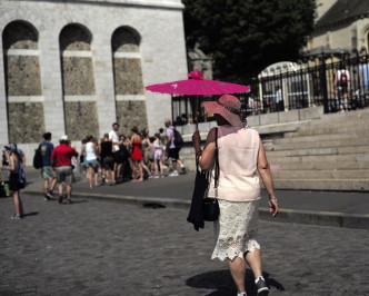 在法國熱浪迫下市民想盡方法消暑。AP