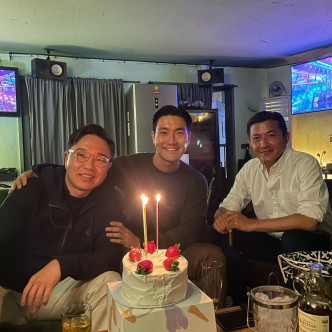 始源昨日亦與韓國國會議員洪政旭（右）一同慶生。