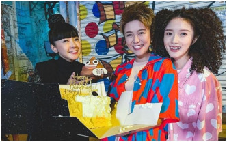 江嘉敏获同剧的糖妹（左）及邝洁楹送上蛋糕补祝生日。