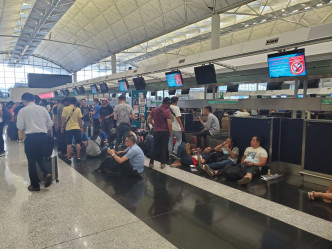 多名旅客目前仍滞留在机场。