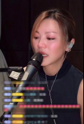 康子妮日前做直播与网民互动，首度开腔直认已离婚仲喊住唱歌。