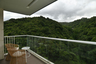 露台面積足夠擺放戶外桌椅，住戶可坐在此欣賞山林景。