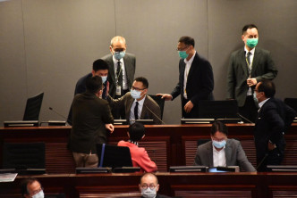 公民黨郭家麒被逐離會議室。