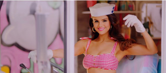 Selena Gomez以性感造型登場。