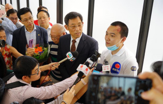 香港新聞工作者聯會主席姜在忠和港區全國人大代表吳秋北，到瑪嘉烈醫院慰問付國豪。新聞聯王鑌攝。