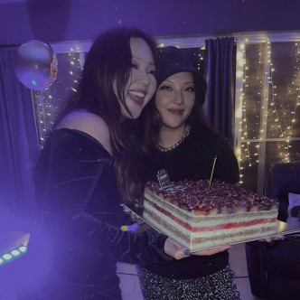 兩姊妹獲贈近年勁Hit的「港女蛋糕」。
