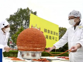 湖南省一间辣条厂利用辣条制作汤圆。网图