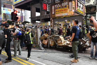 邓炳强称警方要区别开专业记者或穿黄背心的「任何人记者」。