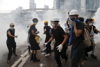 香港示威者與警方爆發激烈衝突。AP圖片