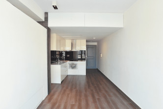 厅堂设计修长实用，开放式厨房位处厅区一隅。