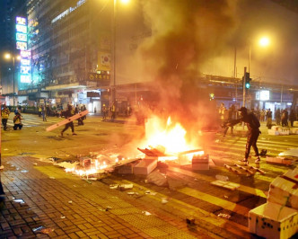 示威者堵塞弥敦道并纵火焚烧杂物。