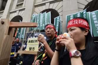 游行人士要求政府恢复集体谈判权条例。郭显熙摄