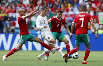 C朗拿度被摩洛哥球員圍困。AP圖片