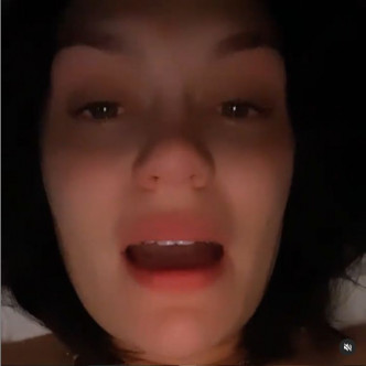 Jessie在社交網的短片中，以很微弱的聲線唱出自己的歌曲。