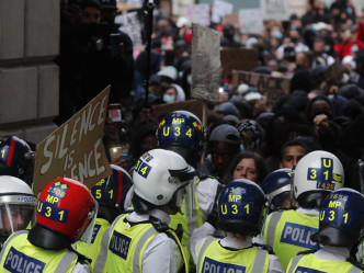 倫敦有示威者衝擊警方防線與警員推撞，示威演變成衝突。AP