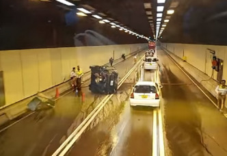 西隧管道私家車失事翻側。網民Zofica Lo‎圖片