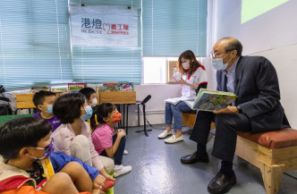 尹志田与小朋友分享环保故事，灌输「惜物」的概念。