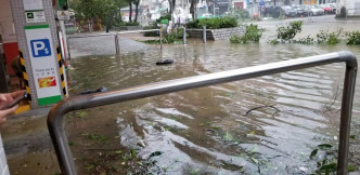 大埔多处地方出现水浸。fb群组「Tai Po 大埔」