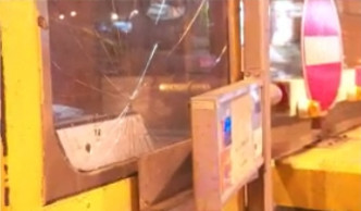 示威者破壞收費亭玻璃。NowTV截圖