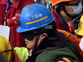 陸續多名礦工被救出。新華社