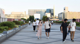 日本市民在市面感受奥运气氛。 特约记者梁彦伟东京直击