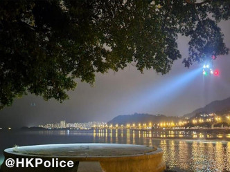警方晚间出动直升机探射灯搜索。警察FB