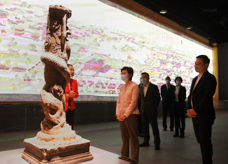 林郑月娥（左二）在徐英伟（右一）陪同下，参观大明宫国家遗址公园。新闻处图片