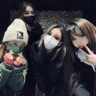 CL上月22日曾公开跟2NE1队友的合照。