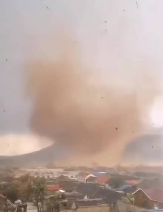 村民拍摄到的龙卷风。互联网图片