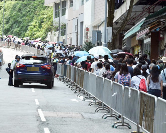 大批市民到坟场扫墓。