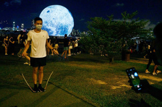 市民纷纷与观塘海滨的巨型月球合照。