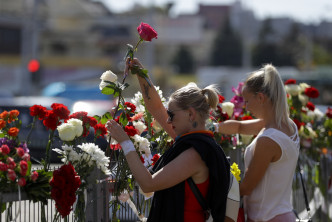 有人携帶鮮花到早一天一名示威者被手上的爆炸品炸死的地點以示悼念。AP