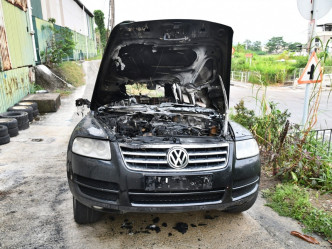 涉事车辆内部严重焚毁。